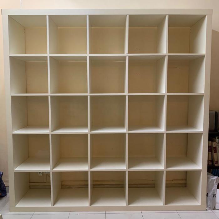 Entry shelf furniture with storage cubbyholes